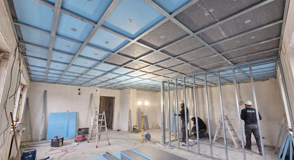 Isolation plafond dernier niveau ossature métallique panneaux isolants bleus - Energia-Conseil