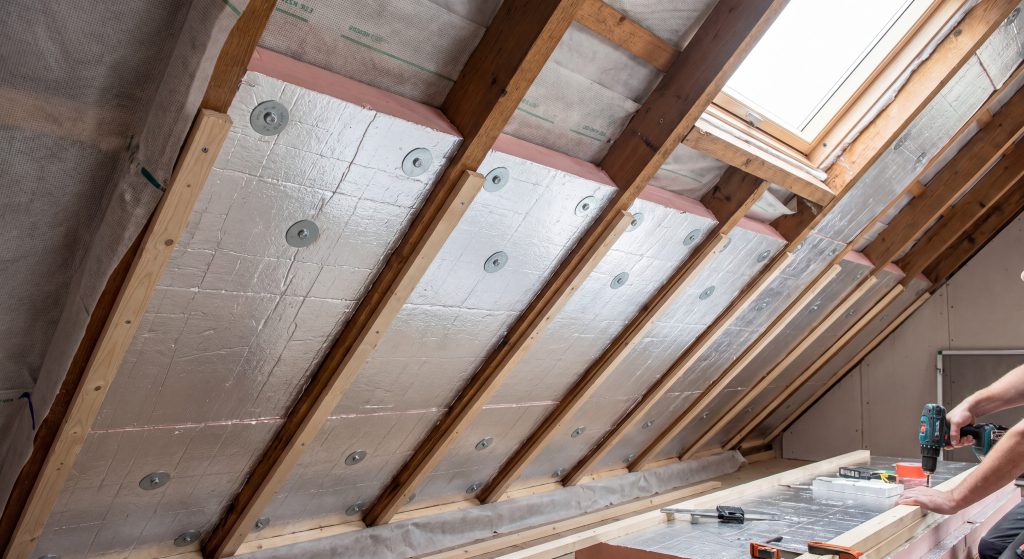 Isolation rampants de toiture panneaux isolants entre chevrons inclinés - Energia-Conseil