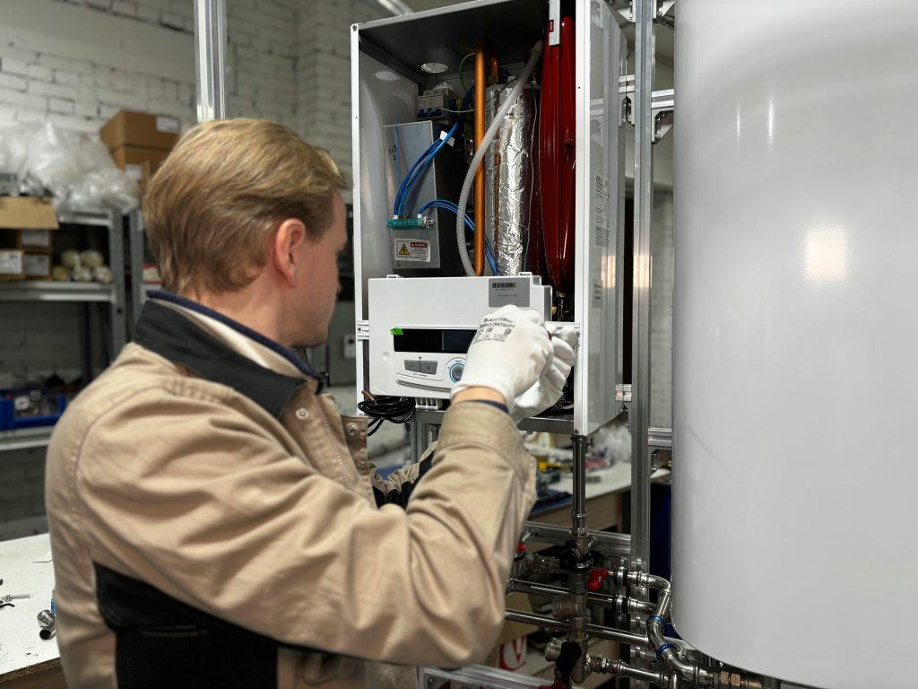 Technicien installation système de chauffage chaudière rénovation TravauxOptim